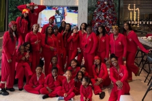 多大的家庭啊？礼物堆满地！德章泰·穆雷晒全家27人圣诞大合照