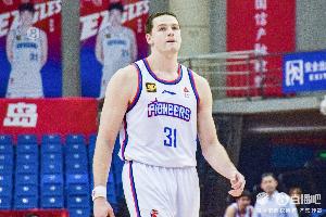 外援的作用！詹姆斯半场12分10板 哈姆雷特半场15分 合计三分7中5