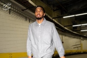 骑士众将入场穿搭：米切尔回家舒适为主 球哥手拎BV气场十足