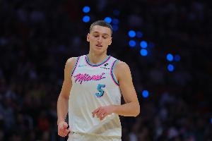 鲍威尔：约维奇影响比赛的方式有很多种 他始终保持强大的心态