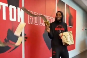 火箭众将收圣诞礼物：KD获得easy money机 谢泼德收大学宿敌球衣