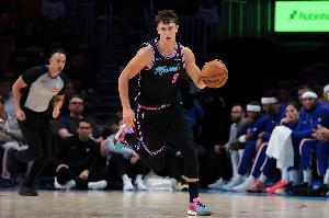 13中9砍21分！哈克斯：拉松是队里最极致的活力担当 他表现很出色