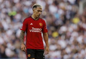 戴上队长袖标！2月2日以来，利马迎来首场为曼联首发的比赛