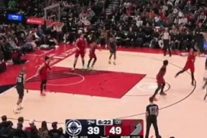 今天是真准！大洛再中两记三分球 个人已经命中4球