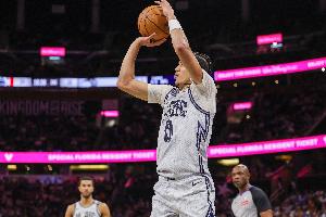 对飚上了！布莱克半场12中6拿到队内最高15分 其中三分5中3