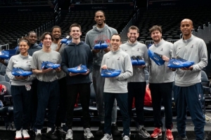 每个人都很重要！奇才队萨尔联手赞助商为球队工作人员送球鞋