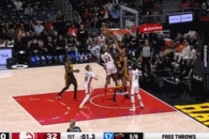 这球够硬！维金斯抢下前场篮板顶着两人防守压哨补篮得分