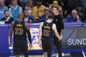 三连惨败！里夫斯伤退&詹姆斯拒绝采访 雷迪克怒批球队毫无斗志