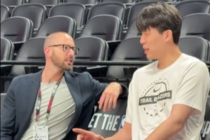 小吧直击：杨瀚森赛前积极用英语与工作人员交流 绘声绘色~