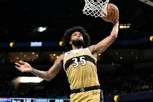 见缝插针！卡林顿击地妙传撕开防线 巴格利接球起飞双手暴扣