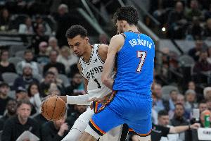 帕金斯怒批：切特面对文班打得太软 他一直在躲避而后者想正面干