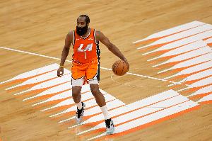 本季唯四场均25+5+8！哈登调侃主持人：谁说我老了？纯粹胡编乱造