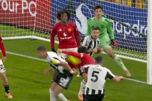 利马第64分钟禁区内手球，VAR短暂介入后比赛继续