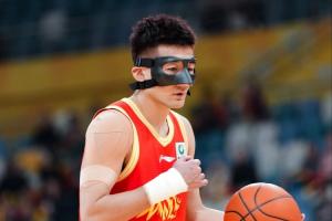 戴面具出战！孙铭徽半场4中2拿到7分2助攻 其中三分2中1