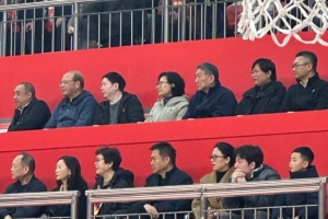 中国女篮主帅宫鲁鸣现场督战 观看WCBA常规赛四川VS武汉