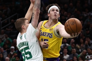 马健：湖人本质靠进攻&必须交易 小里伤退后詹东以外的人要站出来