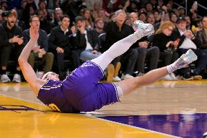 湖人官方：里夫斯左小腿腓肠肌二级拉伤 约4周后复查！