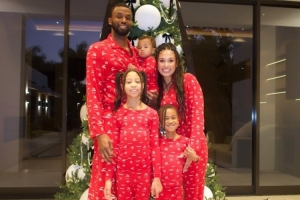 太喜庆啦！维金斯妻子晒全家福庆祝圣诞🧸两女一儿幸福洋溢