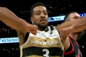 风卷残云！麦科勒姆加速过人 对抗防守强攻打2+1后秀肌肉