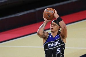 不理想！班凯罗半场6中2拿到7分2断 正负值-5