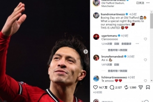 利桑德罗社媒晒照庆祝胜利：多么特别的夜晚，这就是曼联👹❤️