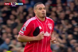 什么情况？谢尔基破门后森林众将向裁判投诉，穆里略球衣破了个洞