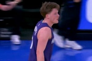 真是准啊！克尼佩尔弧顶左侧转身三分命中 投进首节第四记三分