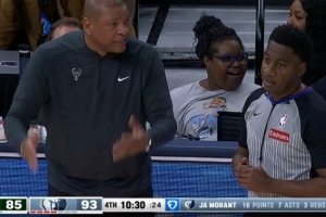 罗林斯紧逼被莫兰特造成三分犯规 里弗斯不挑战跟裁判投诉&不好使