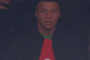 好兄弟！姆巴佩观战非洲杯摩洛哥vs马里，身穿阿什拉夫球衣