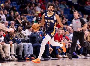 看我几分像从前？普尔持球撤步三分博得犯规 3+1到手！