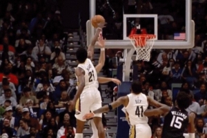 这球吃亏了！米西钉板布克但被吹犯规 鹈鹕没挑战了只能接受