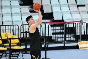 孙铭徽戴上了面具！广厦今晚将迎来本次四连主的最后1个主场 ​​