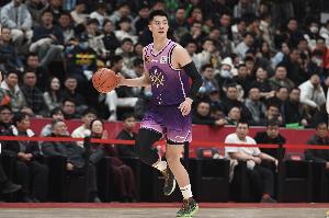 打得不错！朱松玮半场7中4拿到10分2板2断1帽