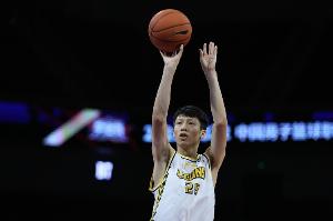 表现相当出色！赵岩昊替补6中5高效砍13分 三分3中3&多次断球反击