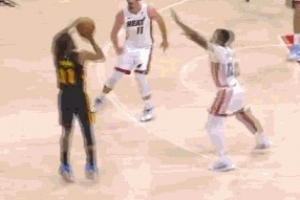 不讲理！特雷·杨追身三分再中 第三节已经拿到12分