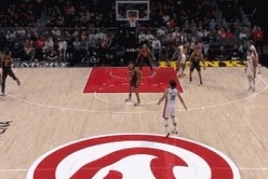 没收脚！杰伦·约翰逊被约维奇打3+1 裁判回看垫脚升级一级恶意