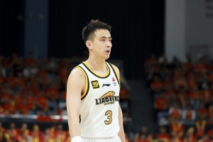 杨鸣谈赵继伟：还在恢复&需一段时间 随时跟队医&康复师保持沟通