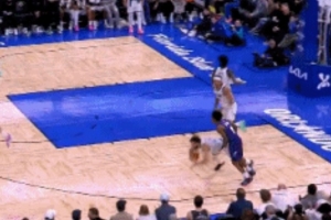 连续犯错！塞克斯顿突破上篮遭遇艾萨克正面大帽 随后追尾送犯规