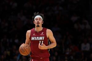 板凳发力！哈克斯替补9中5砍半场最高14分外加4板3助2断