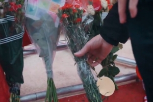 诺丁汉森林球迷赛前献花，悼念离世名宿约翰·罗伯逊