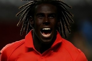 今日趣图：上一个在右边锋大放异彩的英超左后卫 后来1亿去了皇马