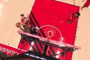 好像打到头了！科林斯海报扣篮被帽劈叉 但吹了克林根犯规