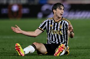 记者：萨里想要米雷蒂，拉齐奥打算用尤文感兴趣的曼达斯互换租借