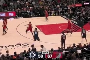 毫厘之间！阿夫迪亚破坏球出界 开拓者挑战成功碰到大洛食指