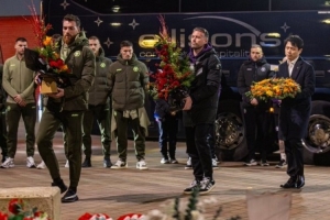 缅怀逝者🙏狼队球员们来到安菲尔德球场，为若塔献花