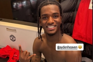 祝贺队友！约罗社媒晒海文手拿全场最佳奖杯照片