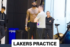 湖人训练片段：詹姆斯赤膊提着水壶与范德比尔特交谈