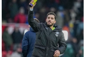 谢尔基晒手拿全场最佳奖杯照片：以最好的方式为2025年收官