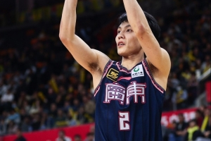 被重点照顾依然稳定输出！徐杰三分7中3拿到11分4助2断