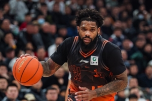 效率不高！迈尔斯·鲍威尔半场10投仅3中拿到12分 三分5中1